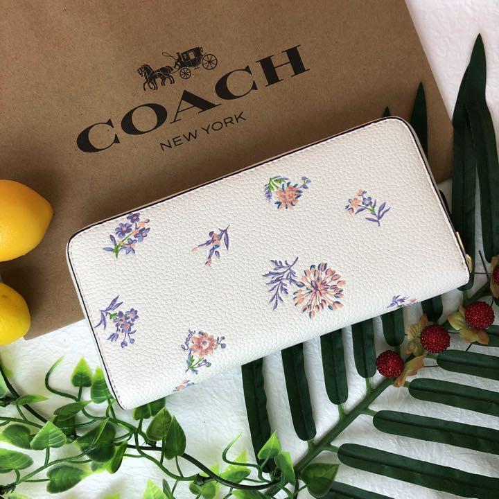 新品】COACH(コーチ) ライトブルー 花柄 チャーム付き レザー 折り財布